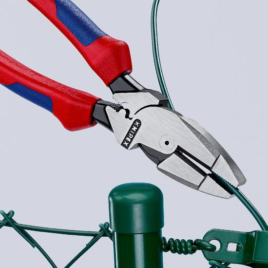 Фото №5 Linemans Pliers плоскогубцы электромонтёра с приспособлением для протяжки кабеля и обжима кабельных наконечников рез: проволока средней твёрдости  46 мм твёрдая проволока  3 мм L-240 мм чёрные 2-компонентные рукоятки блистер KN-0912240SB (KN-0912240SB)